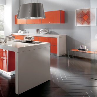 Сиво-оранжев кухненски интериор с остров