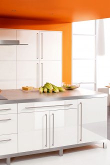 Бяла и оранжева стилна кухня