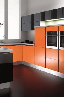 Оранжеви, черни и бели цветове в оранжева кухня