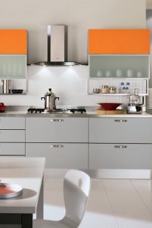 Сив и оранжев кухненски комплект