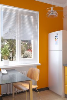 Оранжеви стени и кухненски фасади