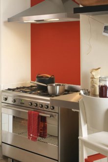 Малка бяла и оранжева кухня