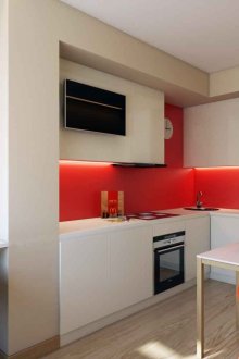 Оранжеви акценти в бяла кухня