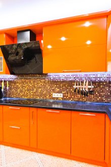 Гланцов черен и оранжев кухненски комплект