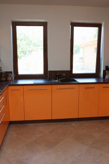 U-образна оранжево-черна кухня