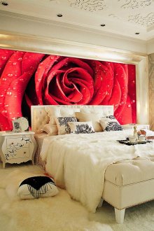 Стенопис с червена роза в спалнята