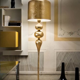 Златна подова лампа в интериора