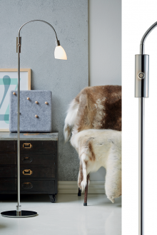 Оригинална метална подова лампа в хола