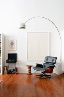 Метална извита подова лампа в хола