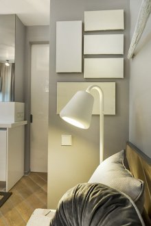 Бяла подова лампа в апартамента