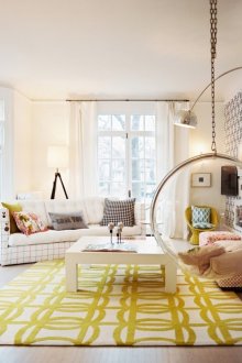 Извита подова лампа в светъл хол