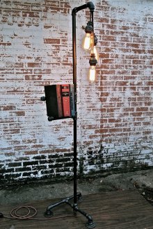 Черна подова лампа в таванско помещение