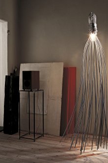 Творческа метална подова лампа в интериора