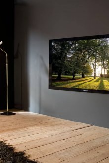 Метална тънка подова лампа в хола