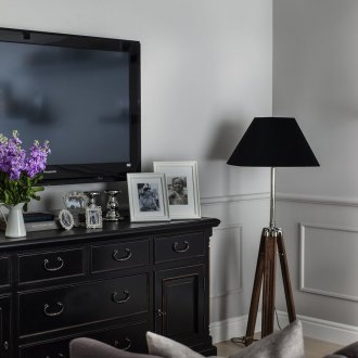 Черна и кафява подова лампа в хола