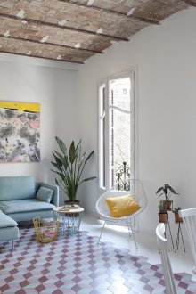 Син диван в хола