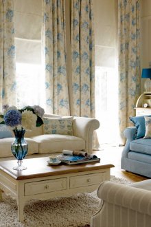 Бежови и сини цветове в хола.