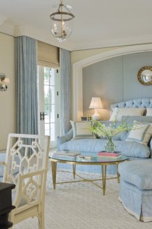 Синя и бяла всекидневна-спалня