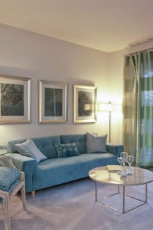 Син диван и шезлонг