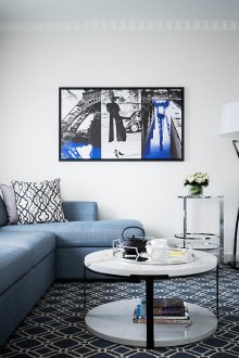 Син ъглов диван в светла всекидневна