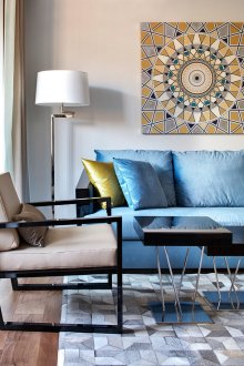 Син диван в интериора