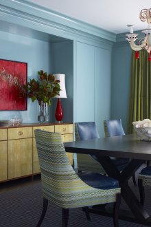 Сини стени в хола-трапезарията