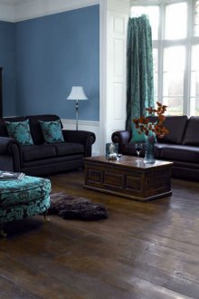 Сини и бели стени в хола