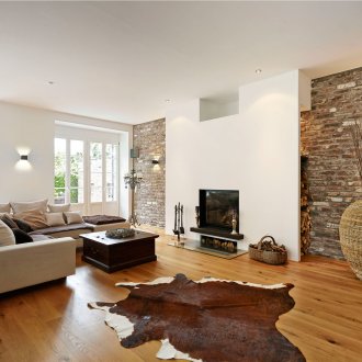 Подова ваза, килим и тухла в декора на хола