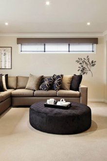 Черен пуф и възглавници в хола