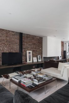 Тухлена стена в хола