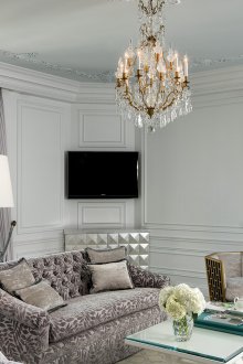 Красиви златисти и сребърни акценти в хола