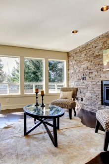 Камък в декорацията на стената в хола