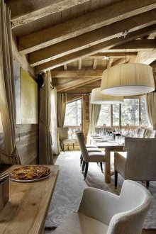 Свещи, цветя и лампи в декор за дома в стил шале