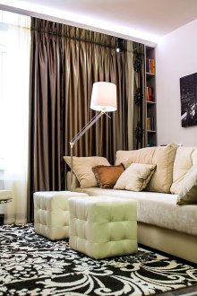 Кафяви завеси и огледална ивица в черно-бяла всекидневна