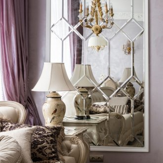 Люлякови стени и завеси в хола