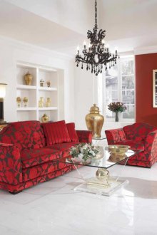 Златен декор в червено-бяла всекидневна