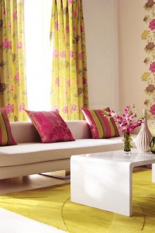 Флорални щампи в хола