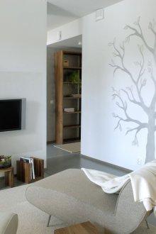 Рисуване на стената в светъл хол