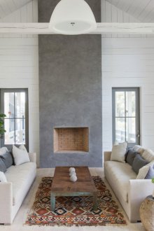 Красив килим в сиво-бял хол