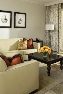 Малки картини във всекидневната