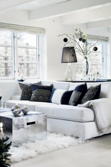 Красив коледен декор в светла всекидневна