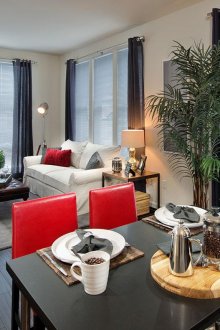 Червени акценти в хола-кухнята