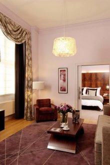 Бургундски акценти в хола