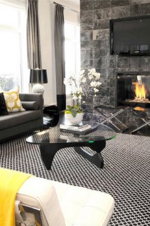Жълти акценти в черно-бяла всекидневна с камина