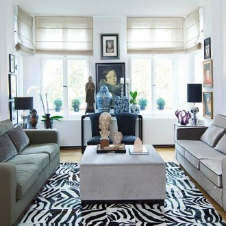 Дневна с картини, вази и статуетки