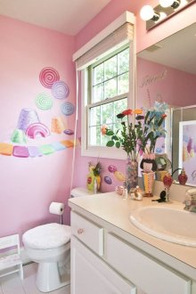 Ярки декорации в розова вана