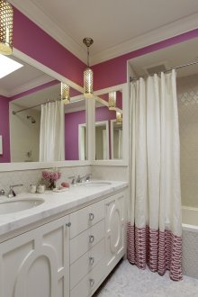 Наситени розови акценти в банята