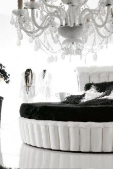 Katil pusingan hitam putih dan putih