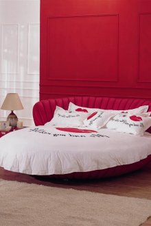 Katil pusaran merah dan putih di bilik tidur