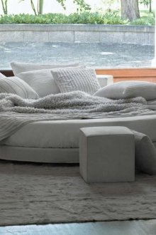 Katil pusingan kelabu dan pouffes